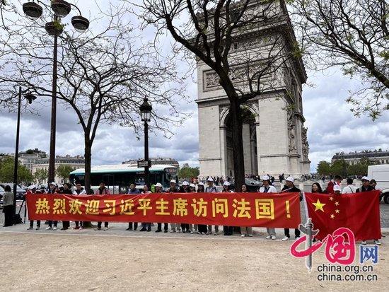 当地时间5月5日，在法华人迎接习近平主席到访。受访者供图