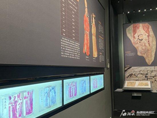 新疆博物馆展厅中的柏孜克里克千佛洞壁画影像展示区。天山网-新疆日报记者 赵梅摄
