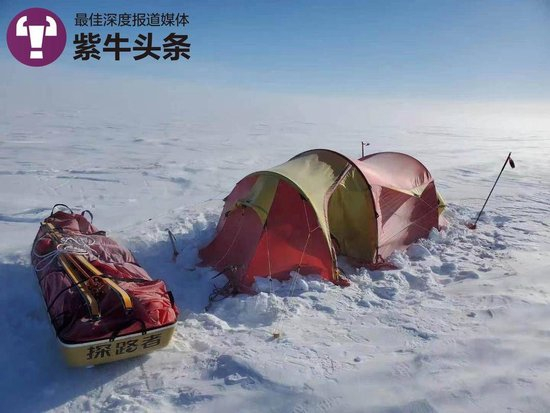  温旭在南极搭的帐篷和拖的物资