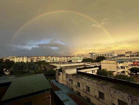 桂林暴雨过后，市区出现了彩虹。图/桂林广播电视台。