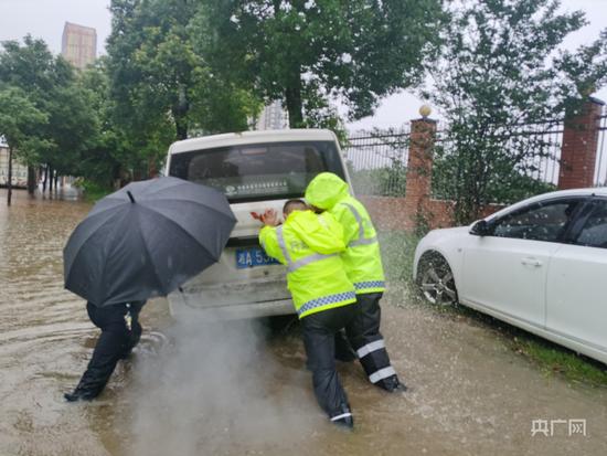 长沙县执法队员救援雨中被困车辆（央广网发 长沙县行政执法局 供图）