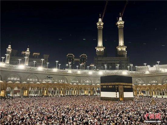  图为2024年6月18日，沙特阿拉伯麦加，穆斯林朝觐者聚集在麦加大清真寺。
