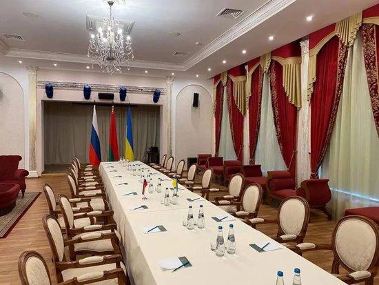  2022年2月，白俄罗斯外交部向新华社记者提供一张俄乌谈判房间已布置完毕的照片