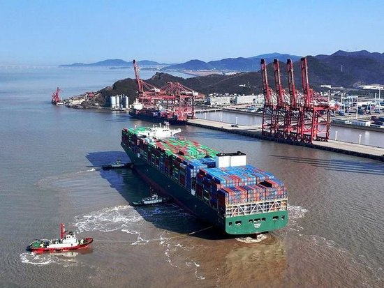  宁波舟山港金塘港区大浦口集装箱码头一片繁忙景象 拍友 姚峰 高印 摄