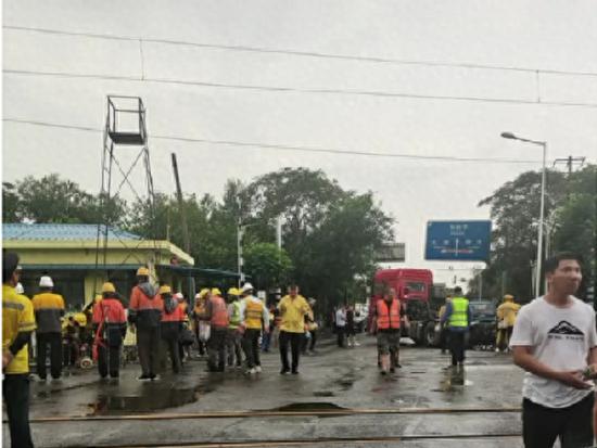 今晨天津一货车与火车相撞 无人员伤亡