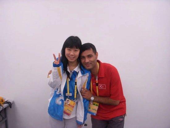 迪凯奇（右）在北京奥运会与志愿者合影。