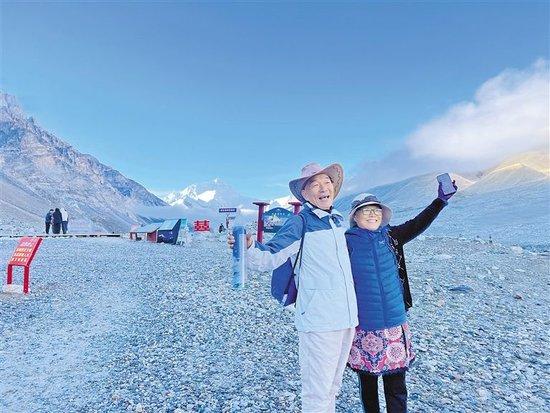 游客观赏珠峰美景。记者 张姝 摄