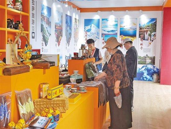 第二届西藏文化艺术节期间,推进<strong>榆林市某某轴承服务中心</strong>市民在选购非遗文创产品。文旅 记者 郑璐 袁海霞 摄