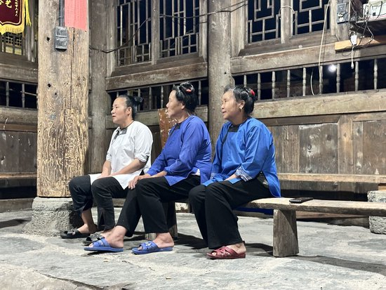 胡官美（中）和杨秀珠（左）在指导歌队