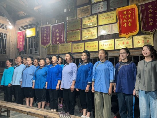  宰荡歌队在鼓楼练歌