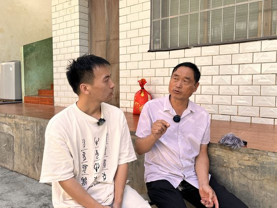  长江云新闻记者和为民小学校长谈学校发展