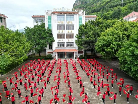 华坪女高2024级新生学跳课间操.华坪县融媒体中心供图