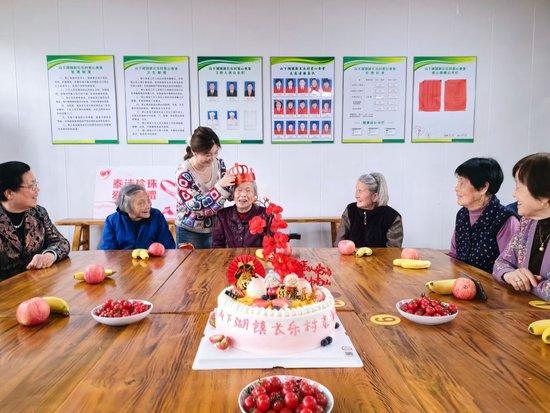  诸暨市山下湖镇新长乐村“爱心食堂”开展集体生日会活动。诸暨市委宣传部供图