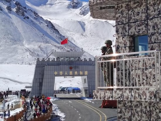 9月30日，红其拉甫边防连国门前哨班官兵在哨楼站岗执勤。新华社发（麻勇摄）