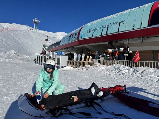 2025年1月14日，滑雪巡救员帕提曼·奴热斯阿洪示范应急救援要领。（米热地力·麦麦提艾则孜 摄）