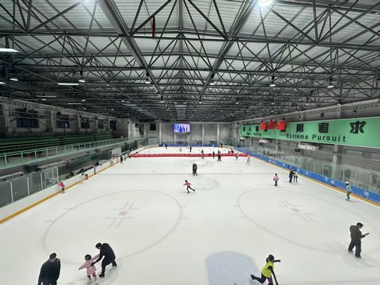 　　2025年1月，市民在大连冰熊冰上运动中心冰场运动。该冰场应用了大连冰山集团研制的制冰制冷控制系统。（孙涛 摄）