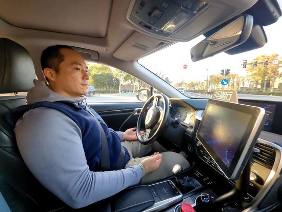 　　2025年1月10日，安全员朱玉龙在观察自动驾驶网约车行驶情况。新华社记者 周蕊 摄