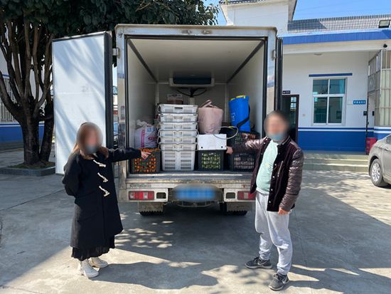  移民管理警察查获的涉嫌偷渡人员及载运车辆&nbsp;图源：人民网