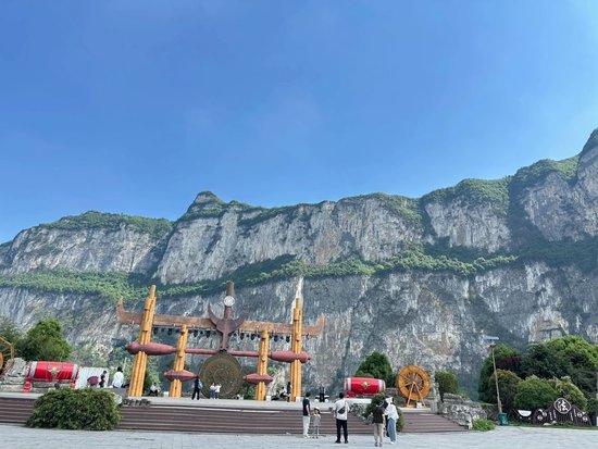 上船前,文琳在景区拍下的照片,此时还是晴天。 受访者供图