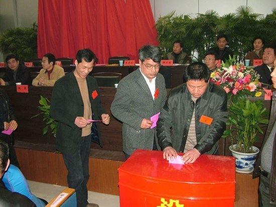  2007年温岭市新河镇参与式预算，代表就预算修正案进行投票。 温岭市人大供图