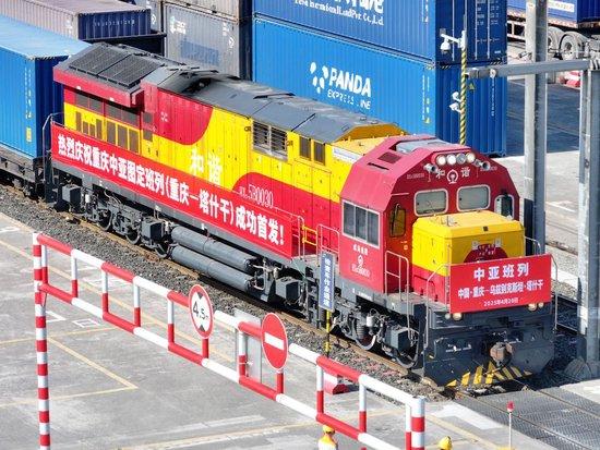 4月20日,图定中亚班列在重庆团结村中心站等候发车(无人机照片)。新华社记者 唐奕 摄
