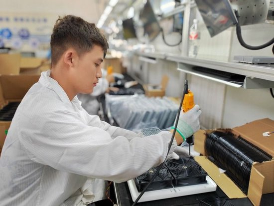 2025年5月16日，闽宁镇闽宁产业园，星汉智能科技（宁夏）有限公司的工人正在生产线上组装产品。新华每日电讯记者任玮 摄