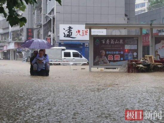 暴雨大学停课__暴雨警告大学会停课吗