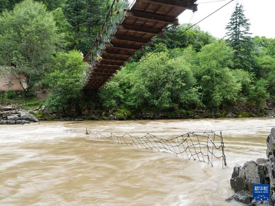 7月6日，在四川省阿坝县柯河乡，当地设置拦网搜救失联人员。图/新华社
