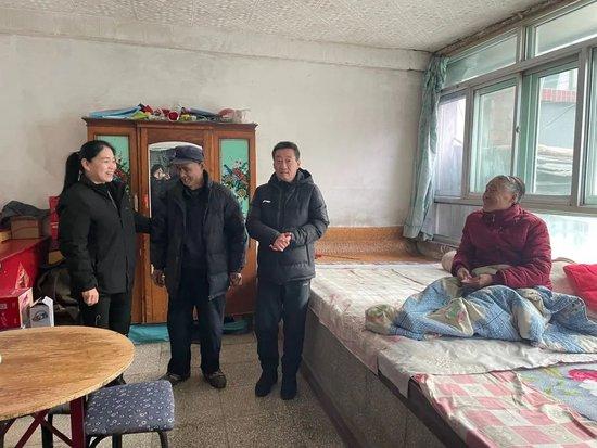 孙胡沟村党支部书记尹春燕(左一)到村民家中探望(怀柔区委宣传部供图)