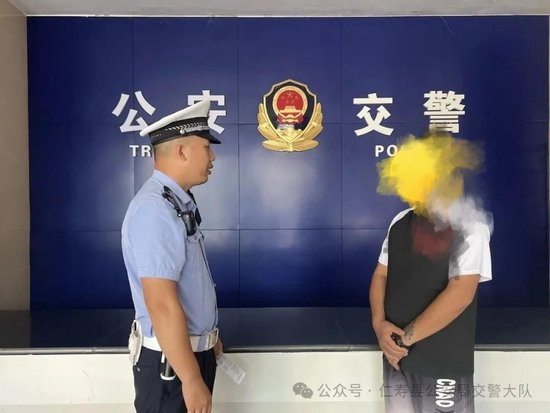 ▲男子在交警大队接受处理