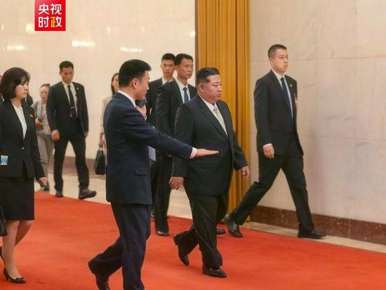 朝鲜劳动党总书记、国务委员长金正恩抵达人民大会堂 来源：央视新闻