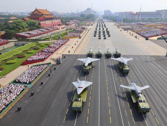 2025年9月3日，纪念中国人民抗日战争暨世界反法西斯战争胜利80周年大会在北京隆重举行。这是装备方队接受检阅。新华社记者 刘续 摄
