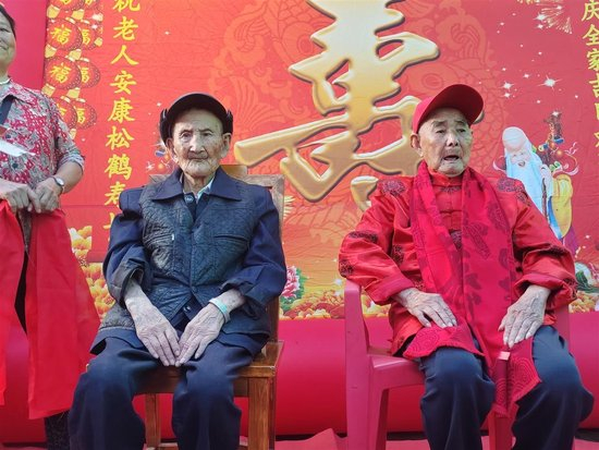 左为哥哥（103岁）右为弟弟（100岁）