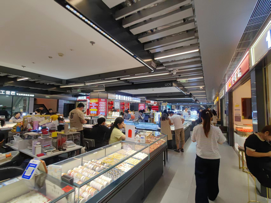 深圳水贝市场，专门出售低克重金饰的柜台。吴家明 摄