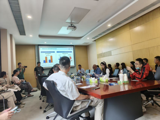 诺诚健华高管与媒体调研团座谈交流。新京报贝壳财经记者 阎侠 摄