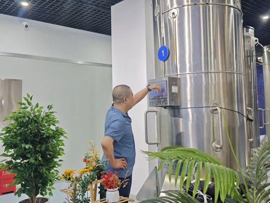 ▲ 2025年9月2日，银丰研究院，桂军民站在储存着展文莲的液氮罐前。 南方周末记者 郑丹 摄