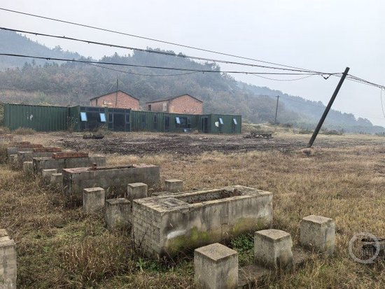  2025年11月6日，河南信阳罗山县铁铺镇转蓬村的一般耕地上的烧烤灶连成片，已经荒芜。上游新闻记者 沈度 摄  