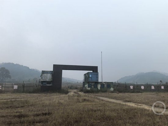 　　2025年11月6日，河南信阳罗山县铁铺镇何家冲村的一般耕地“非粮化”，长满了荒草。上游新闻记者 沈度 摄