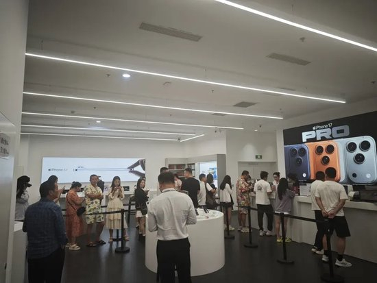 海南封关首日实探三亚海旅免税城：免税价叠加消费券，苹果手机最高可减1000元