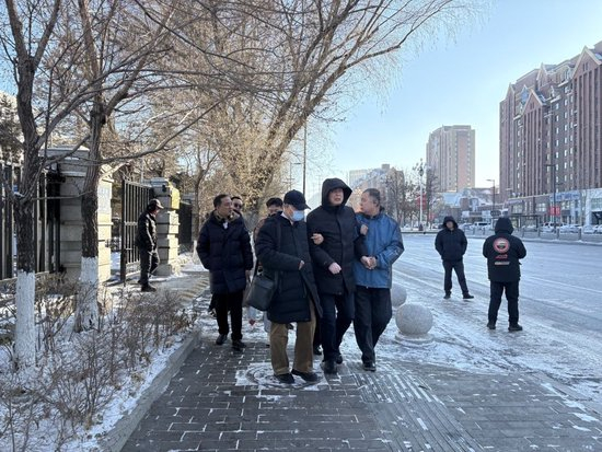 　图说：刘雪峰在亲属搀扶下离开法院。本文图片均来源于 澎湃新闻记者 王健