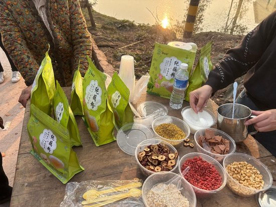 厂家宣传藕粉。图/九派新闻 陶梓童