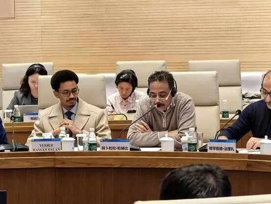 阿卜杜拉·拉赫比（左二）发言