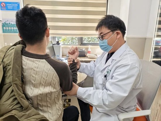 樊磊为男子检查/新碶街道社区卫生服务中心供图