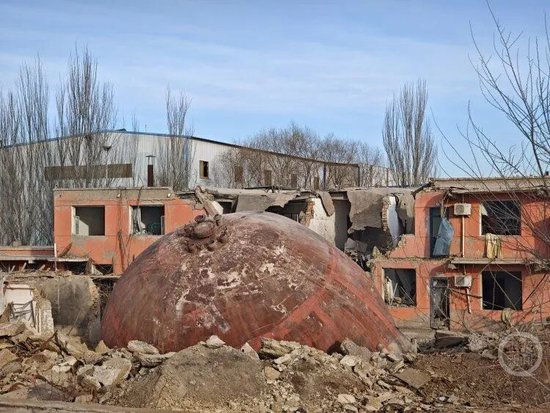 爆炸飞射铁球砸塌二层楼。上游新闻记者 沈度 摄