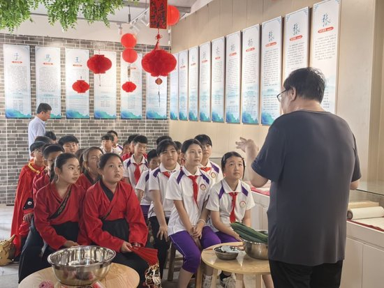  吕官屯村退休教师胡毅在吕官屯村家风家训堂，给前来参观的学生讲家风故事（资料照片）。（受访者供图）