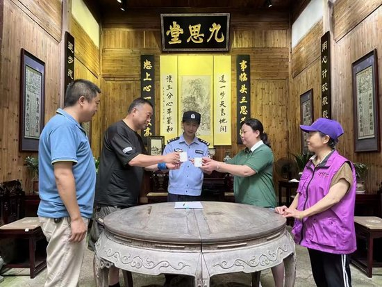 安徽省黟县西递村“作退一步想”工作室里，胡傲立（左一）与当地派出所民警、志愿者调解员调解村民矛盾（资料照片）。（程方妍 摄）