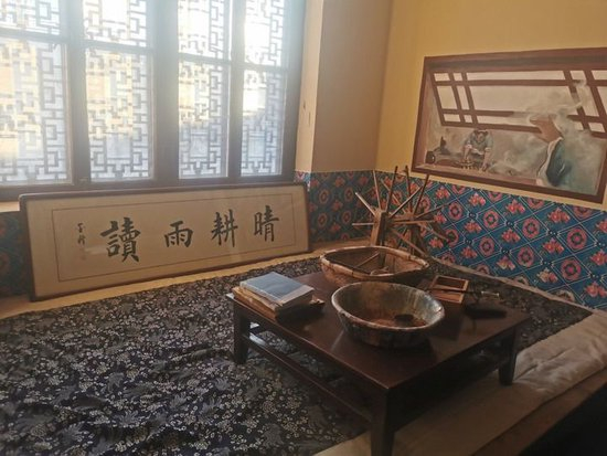  吕官屯村清末民俗陈列馆“耕读之家”展示了当年村里人耕闲饭后在家读书的场景。新华社记者 毛振华 摄