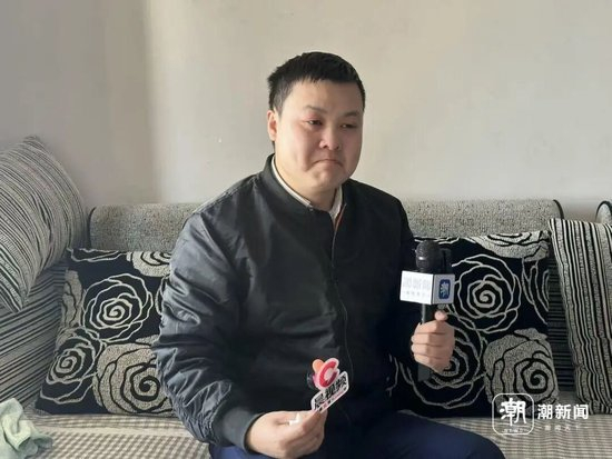 被害人的弟弟来先生讲述。潮新闻记者 张小斌 摄