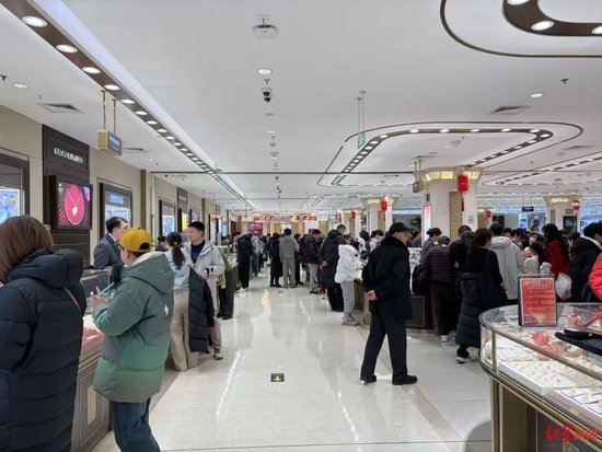  北京菜百首饰商场一层购金看金的消费者