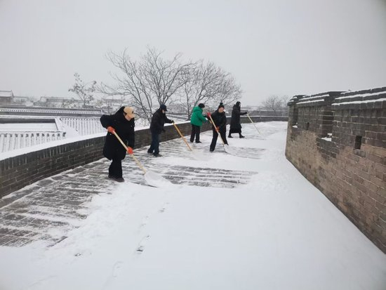  2026年1月26日，工作人员在平遥古城墙上清扫积雪。（受访者供图）